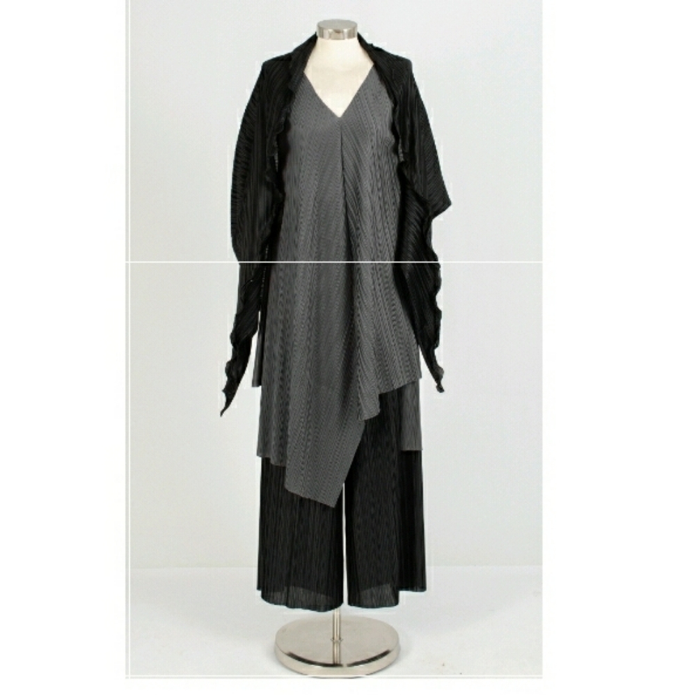 Moshita | Grey|Pleated round neck w/ Shrug…